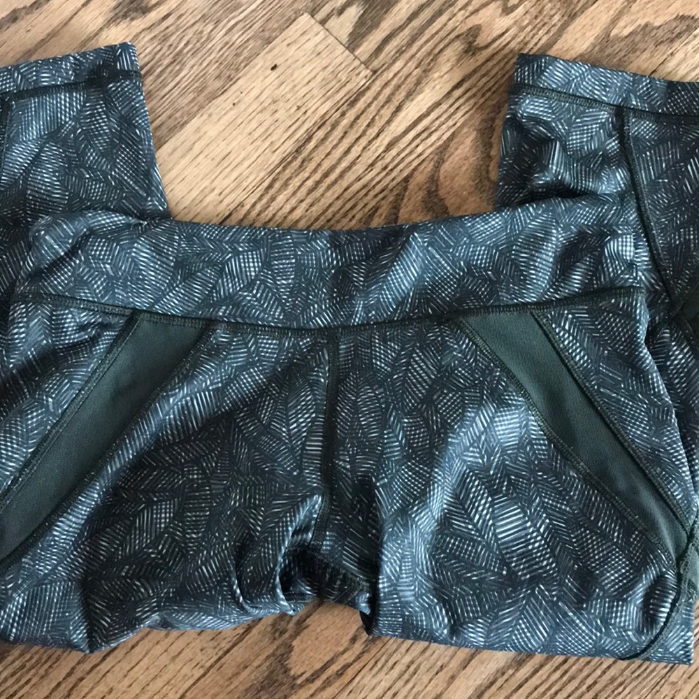 Lululemon green leaf & mesh capris size 6 - Picture 5 of 9